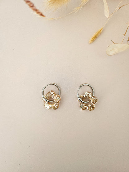 Boucles d’oreilles fleurs pailletées en résine – Créoles artisanales & pampilles interchangeables