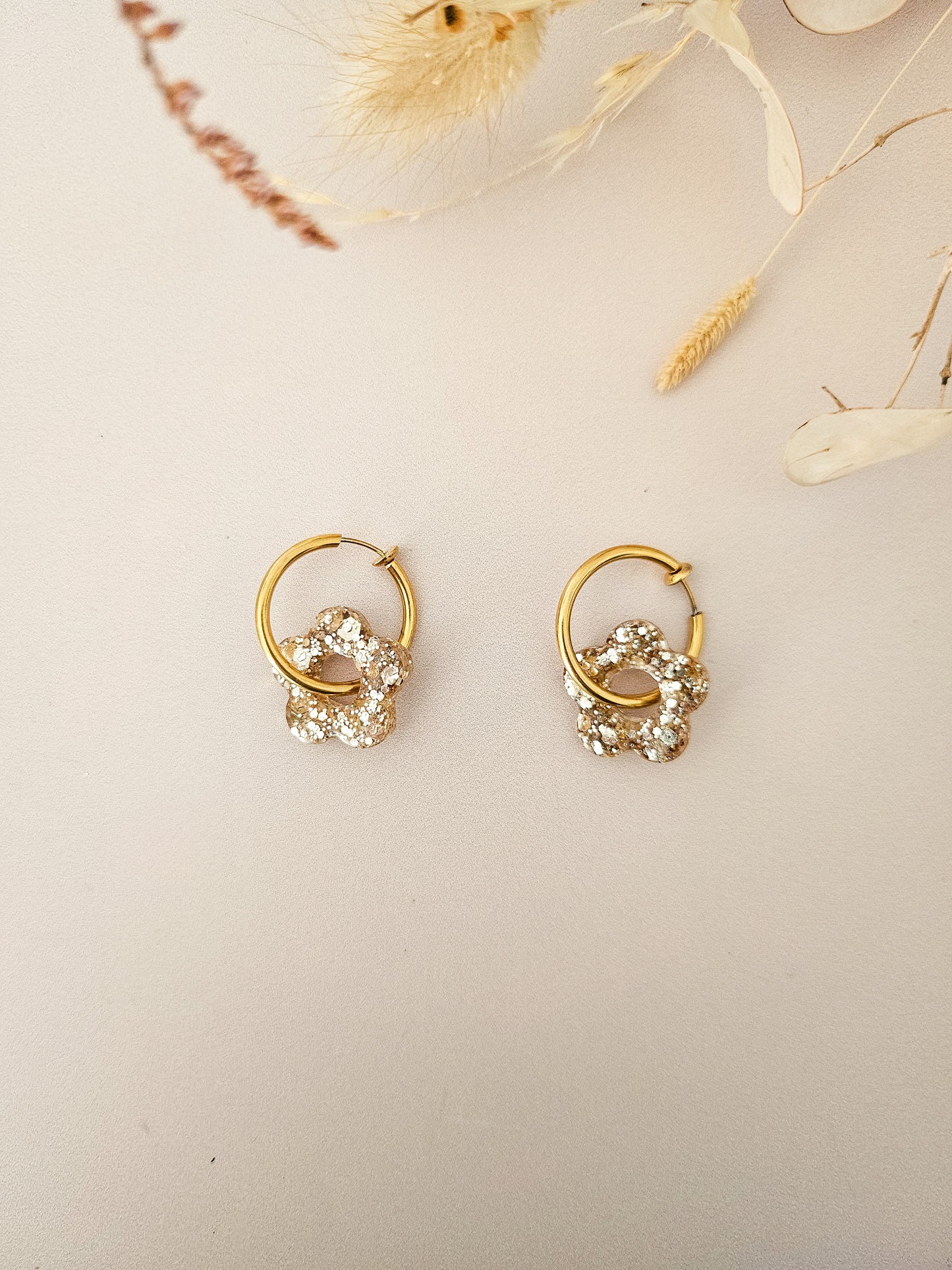 Boucles d’oreilles fleurs pailletées en résine – Créoles artisanales & pampilles interchangeables