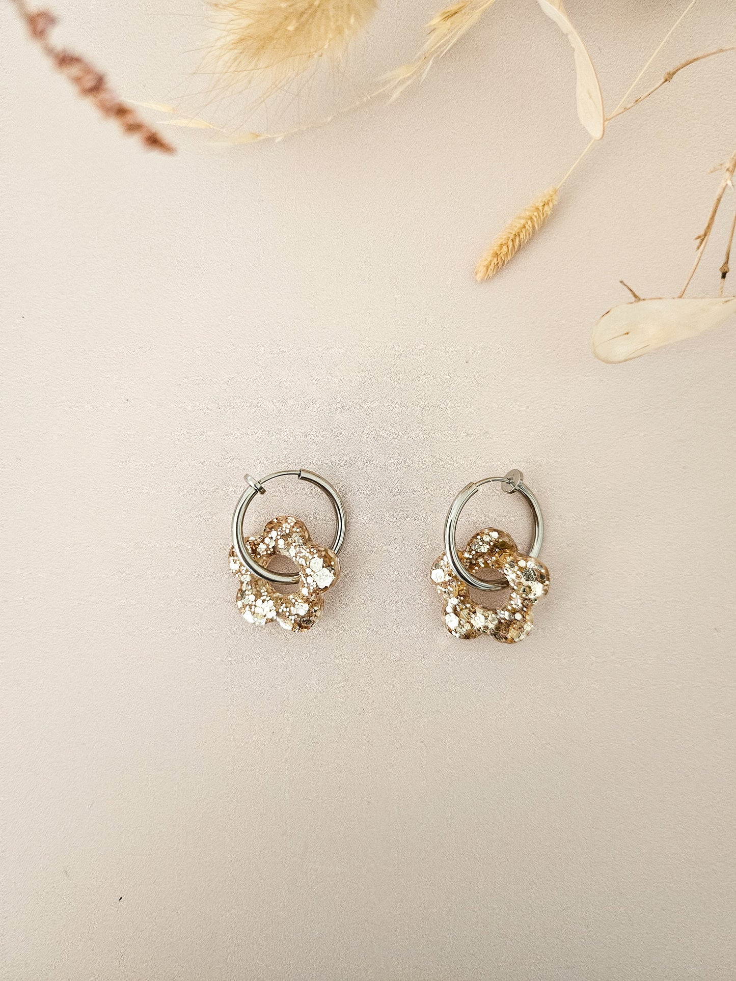 Boucles d’oreilles fleurs pailletées en résine – Créoles artisanales & pampilles interchangeables