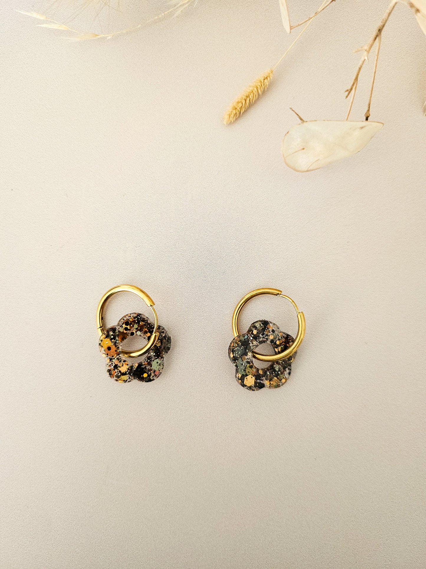 Boucles d’oreilles fleurs pailletées en résine – Créoles artisanales & pampilles interchangeables