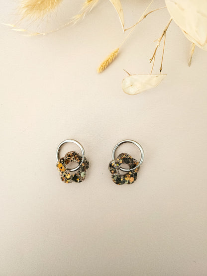 Boucles d’oreilles fleurs pailletées en résine – Créoles artisanales & pampilles interchangeables