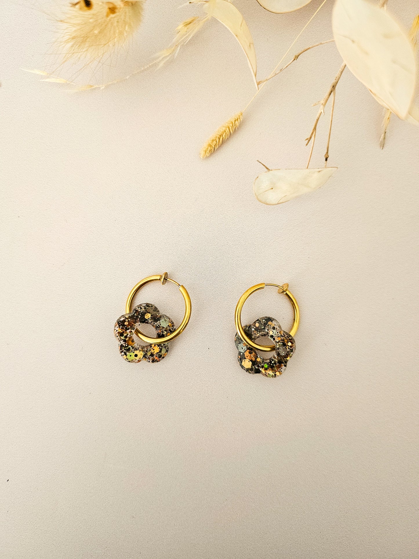 Boucles d’oreilles fleurs pailletées en résine – Créoles artisanales & pampilles interchangeables