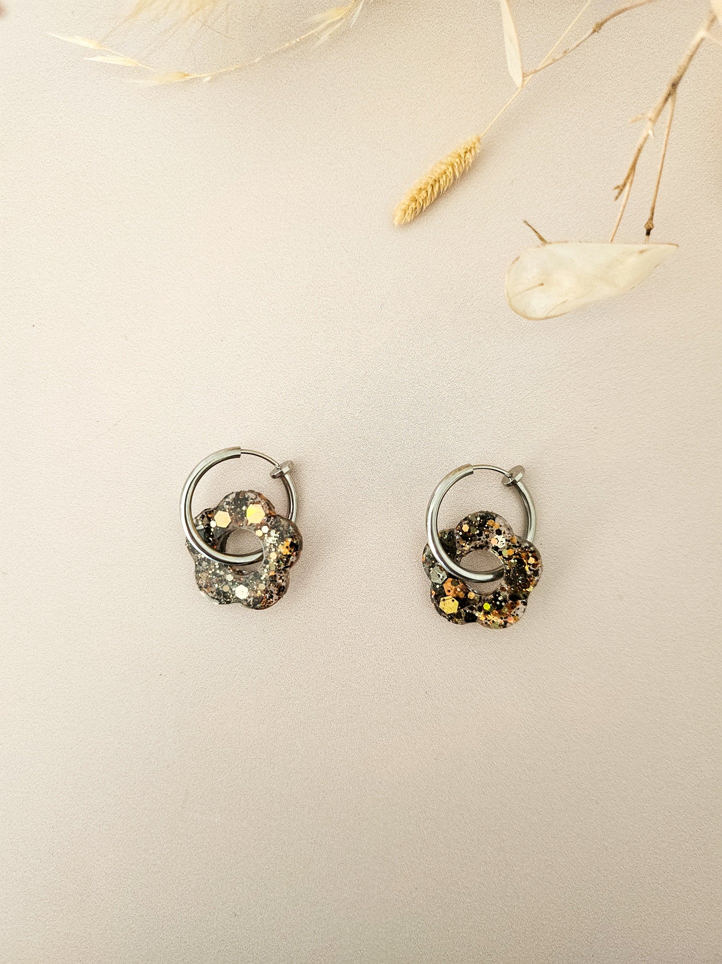 Boucles d’oreilles fleurs pailletées en résine – Créoles artisanales & pampilles interchangeables