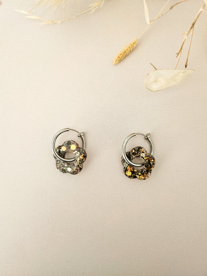 Boucles d’oreilles fleurs pailletées en résine – Créoles artisanales & pampilles interchangeables