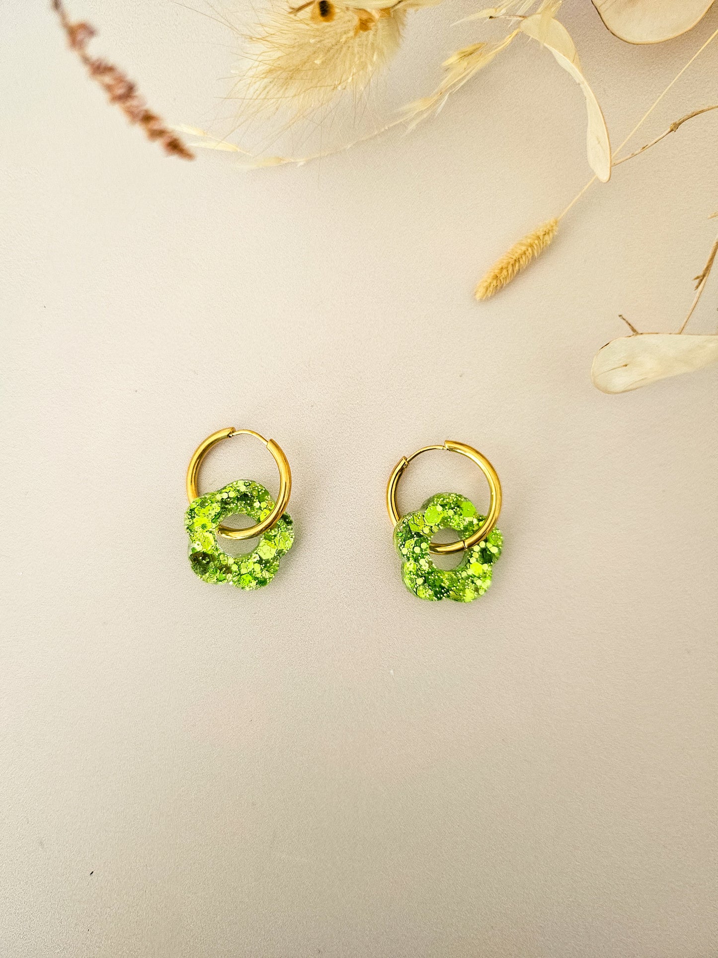 Boucles d’oreilles fleurs pailletées en résine – Créoles artisanales & pampilles interchangeables