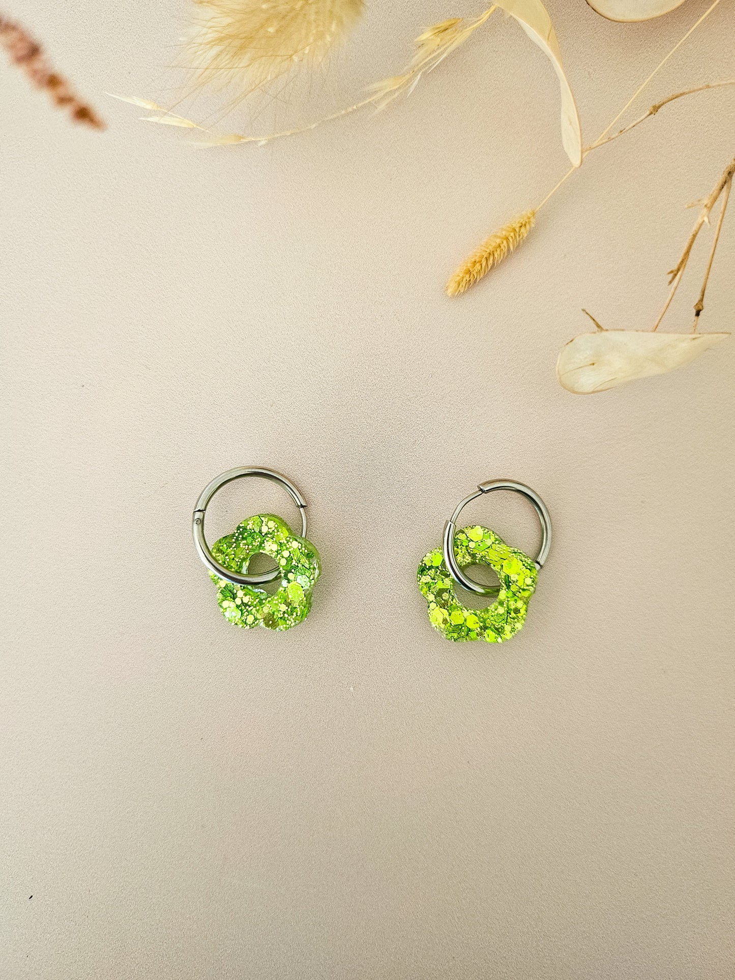 Boucles d’oreilles fleurs pailletées en résine – Créoles artisanales & pampilles interchangeables