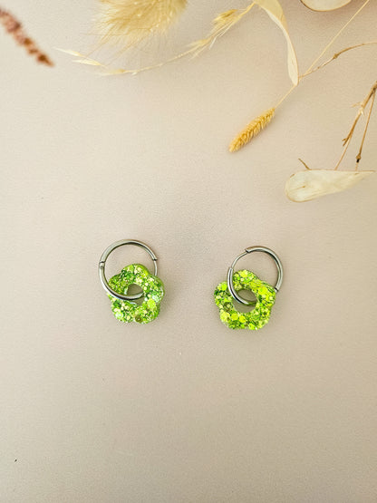 Boucles d’oreilles fleurs pailletées en résine – Créoles artisanales & pampilles interchangeables