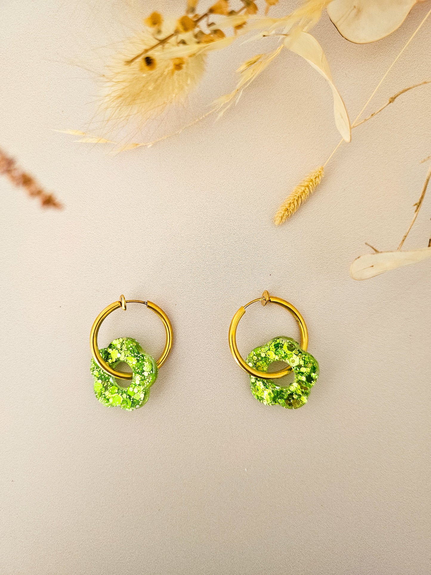 Boucles d’oreilles fleurs pailletées en résine – Créoles artisanales & pampilles interchangeables