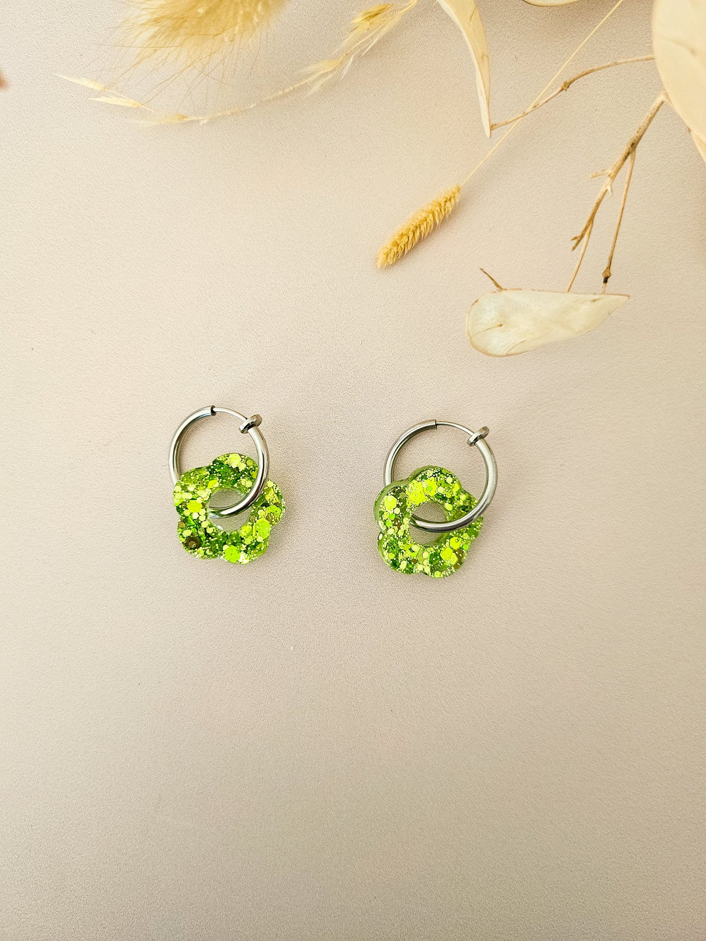 Boucles d’oreilles fleurs pailletées en résine – Créoles artisanales & pampilles interchangeables