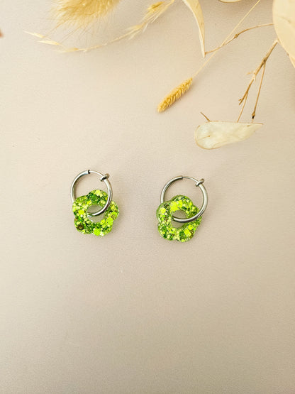 Boucles d’oreilles fleurs pailletées en résine – Créoles artisanales & pampilles interchangeables
