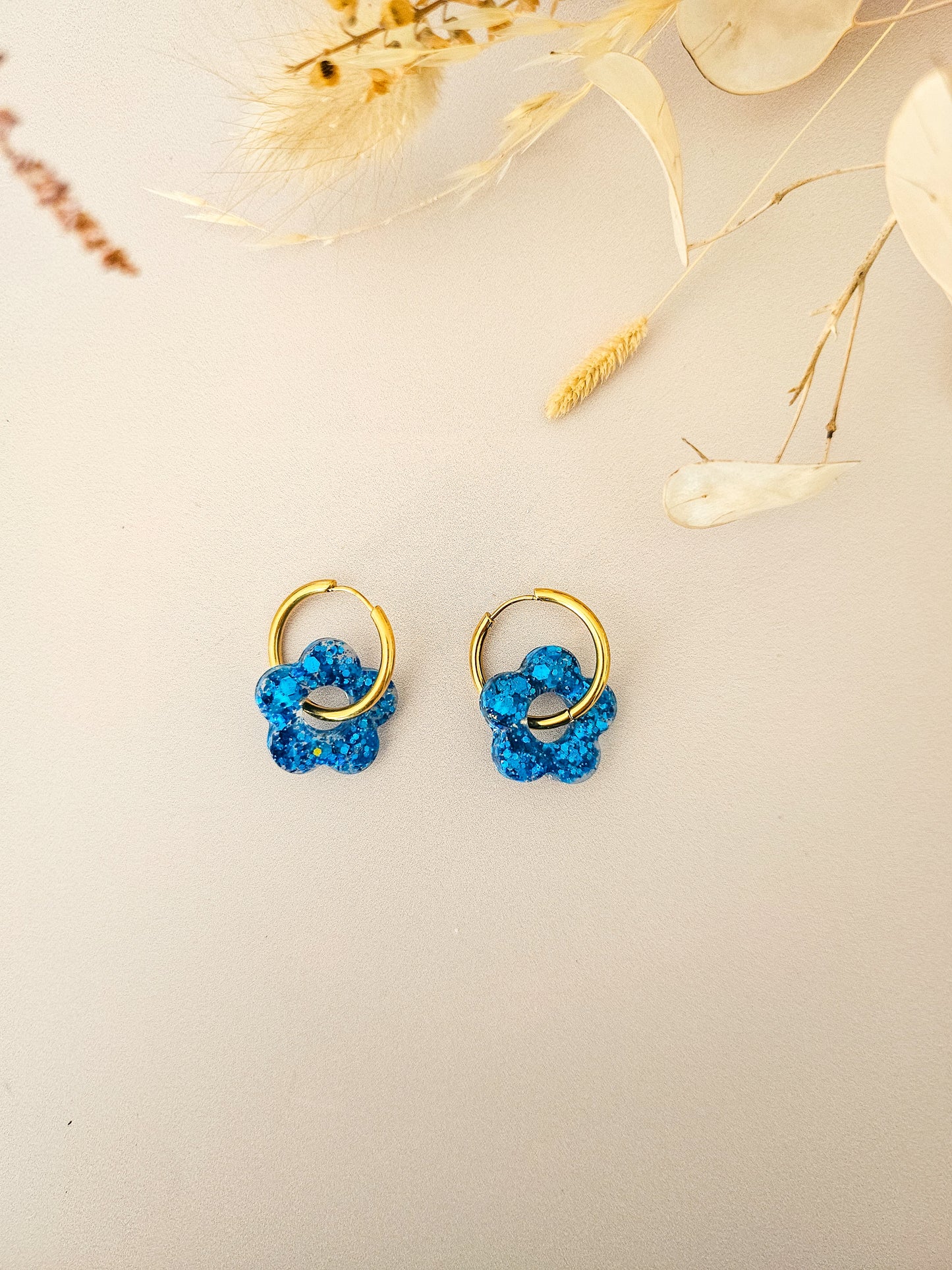 Boucles d’oreilles fleurs pailletées en résine – Créoles artisanales & pampilles interchangeables