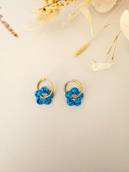 Boucles d’oreilles fleurs pailletées en résine – Créoles artisanales & pampilles interchangeables