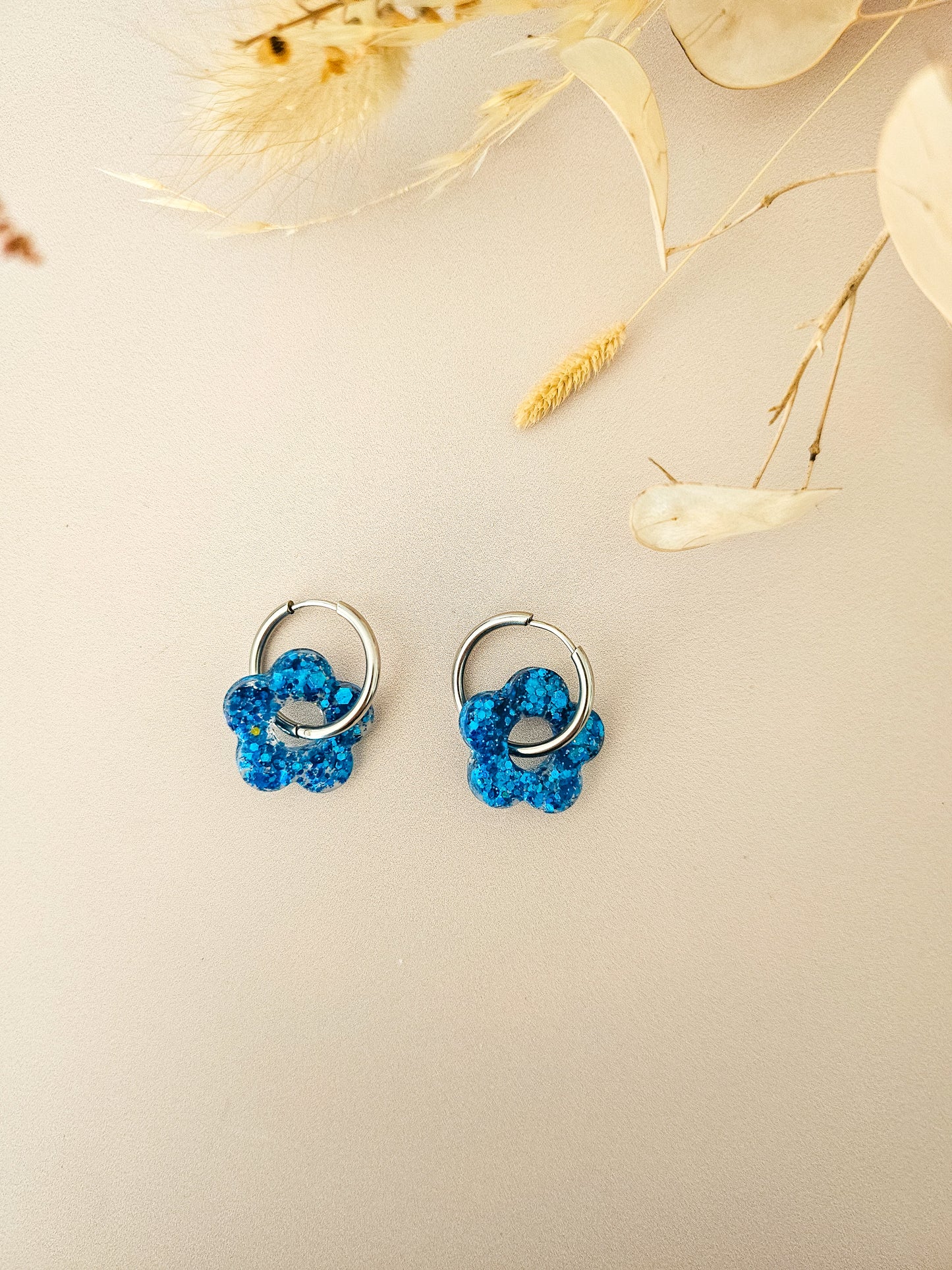 Boucles d’oreilles fleurs pailletées en résine – Créoles artisanales & pampilles interchangeables