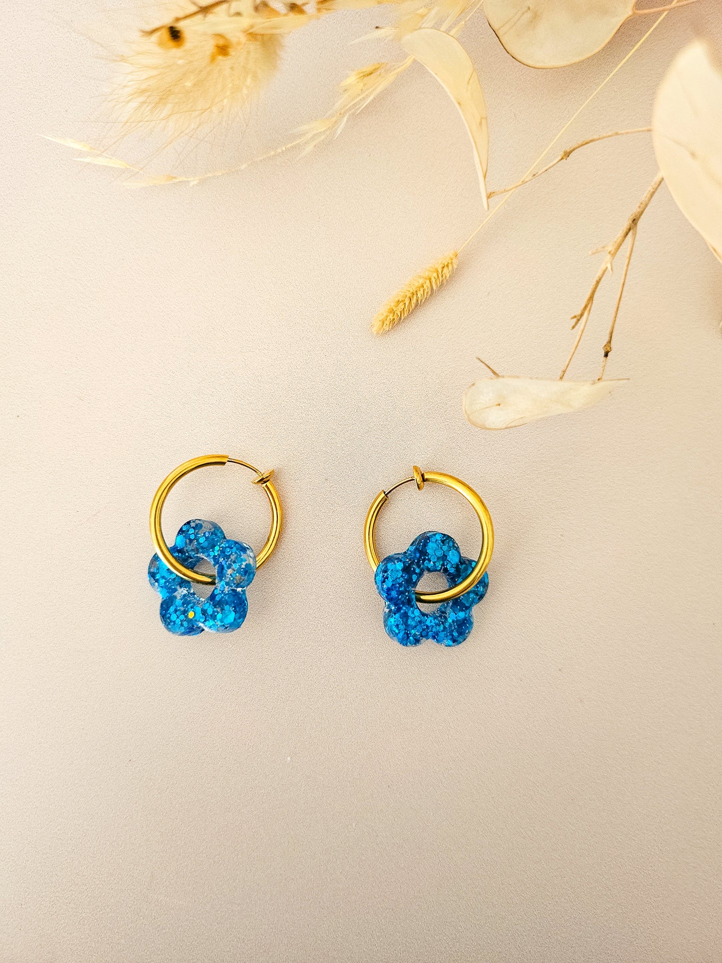 Boucles d’oreilles fleurs pailletées en résine – Créoles artisanales & pampilles interchangeables