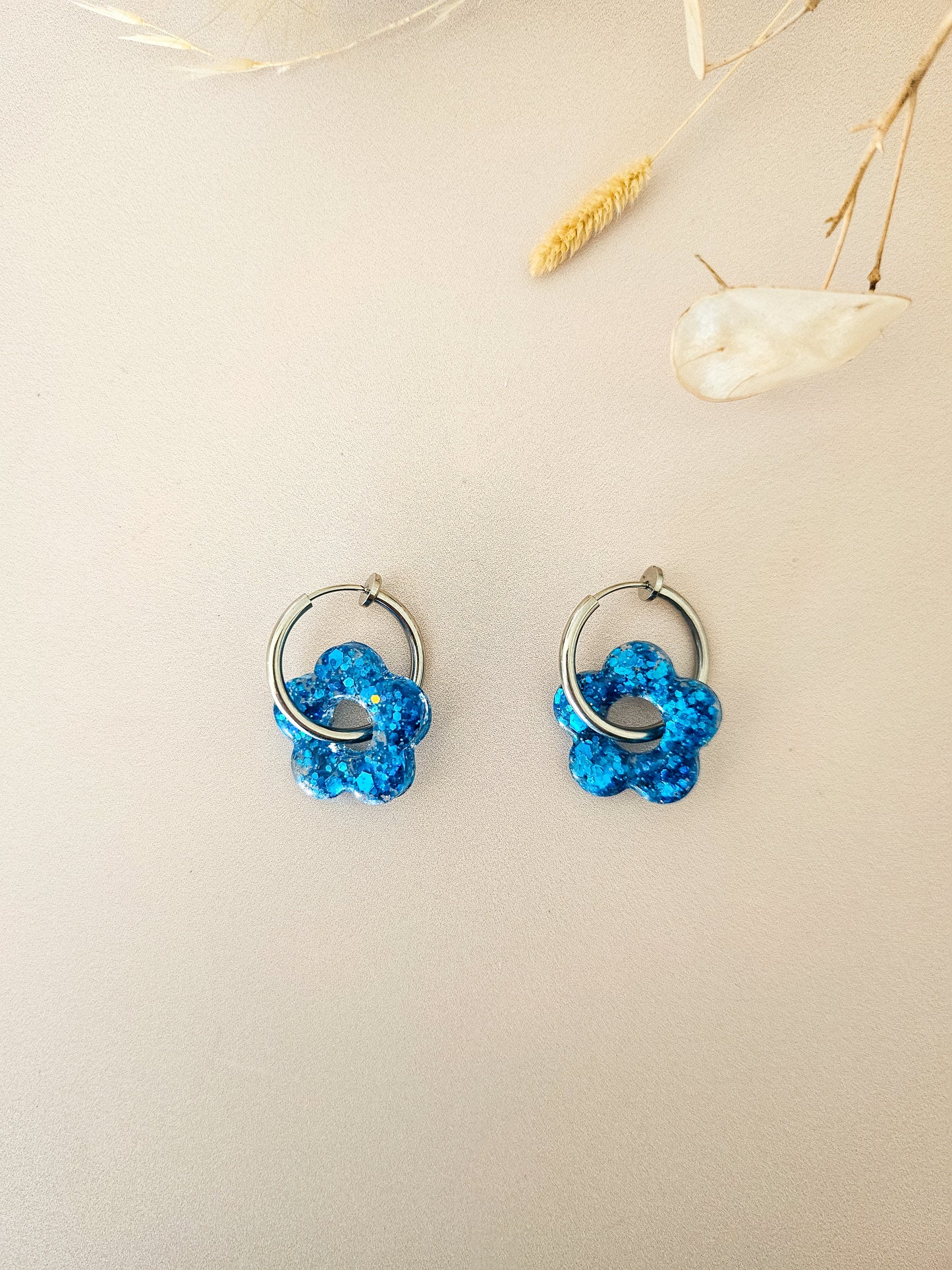 Boucles d’oreilles fleurs pailletées en résine – Créoles artisanales & pampilles interchangeables