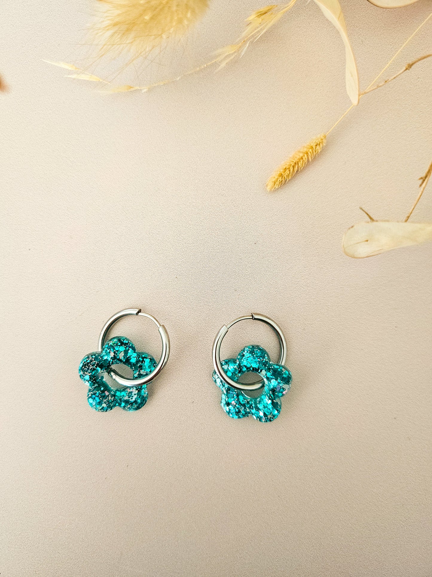 Boucles d’oreilles fleurs pailletées en résine – Créoles artisanales & pampilles interchangeables