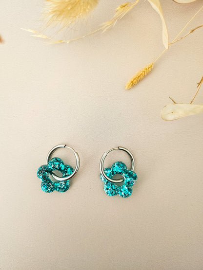 Boucles d’oreilles fleurs pailletées en résine – Créoles artisanales & pampilles interchangeables
