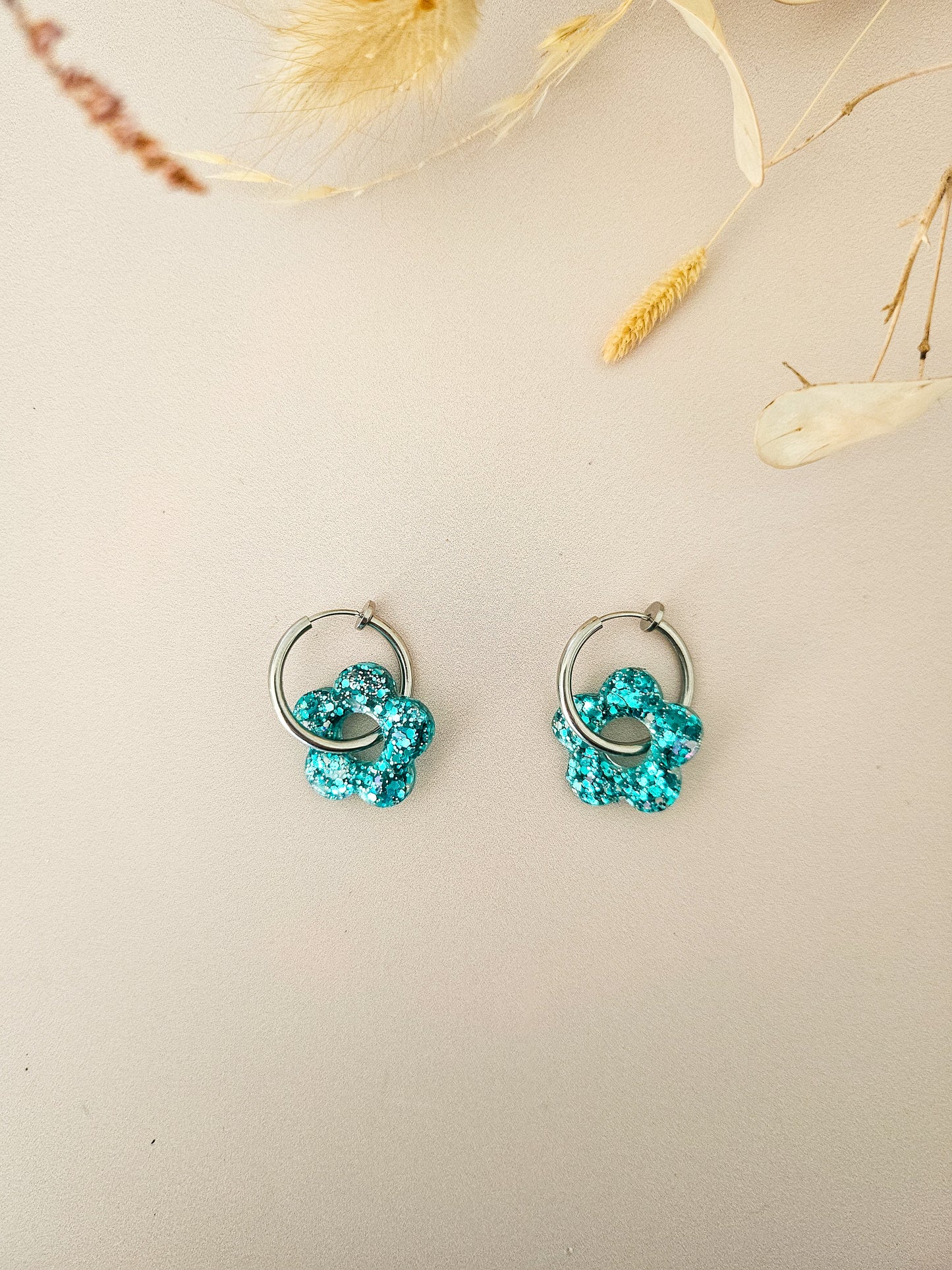 Boucles d’oreilles fleurs pailletées en résine – Créoles artisanales & pampilles interchangeables