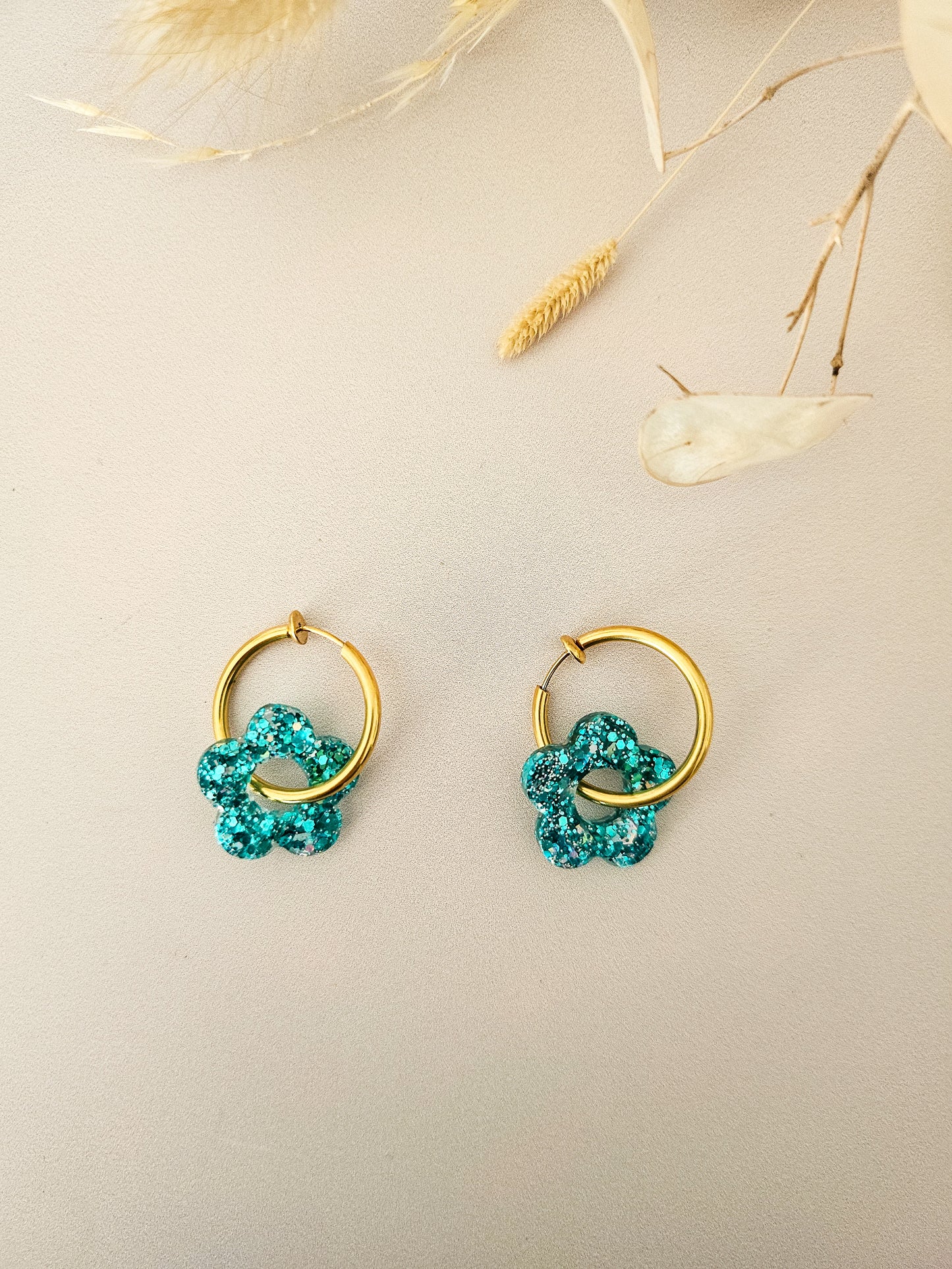 Boucles d’oreilles fleurs pailletées en résine – Créoles artisanales & pampilles interchangeables