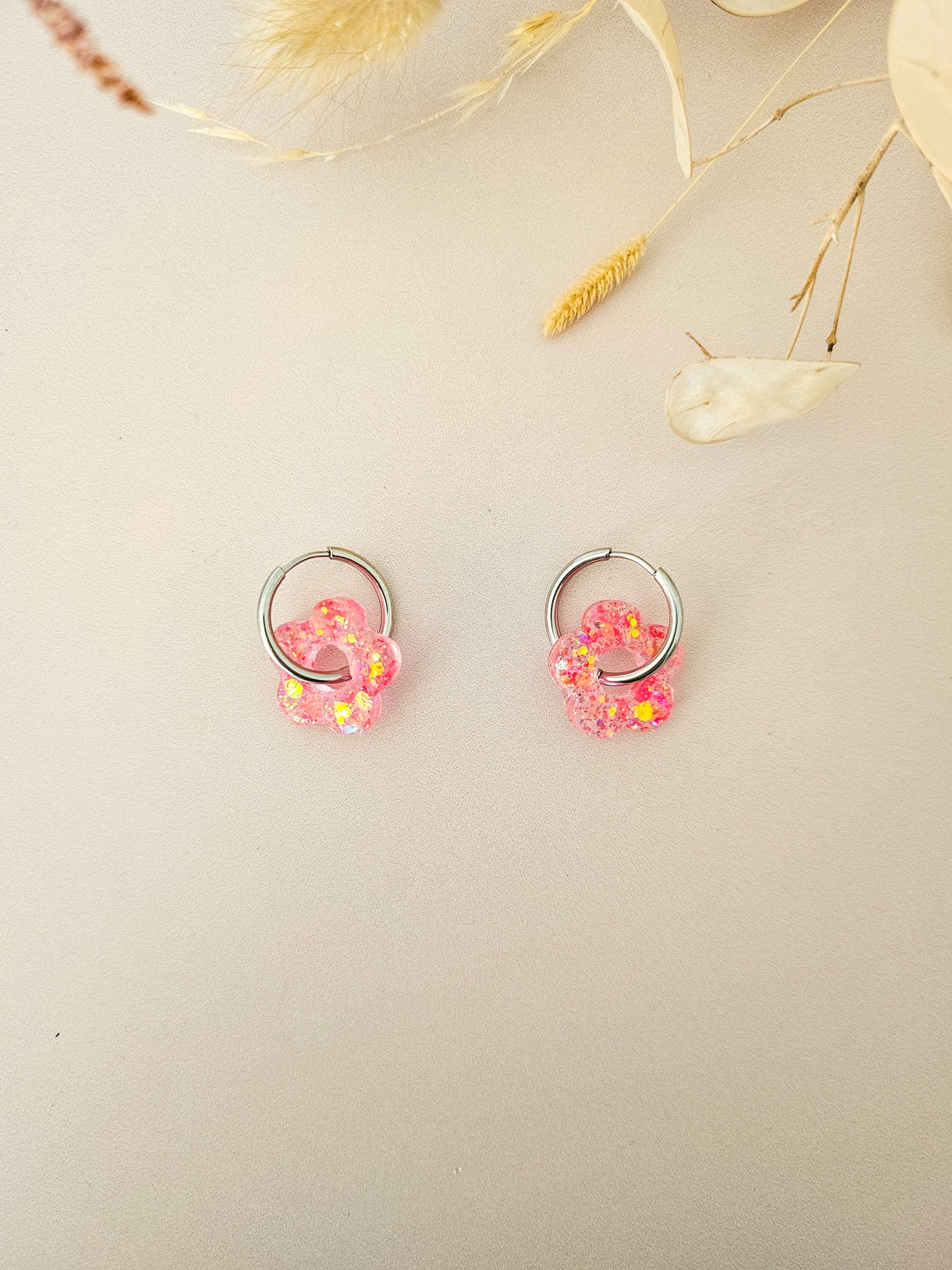 Boucles d’oreilles fleurs pailletées en résine – Créoles artisanales & pampilles interchangeables