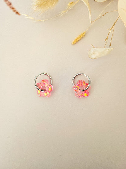 Boucles d’oreilles fleurs pailletées en résine – Créoles artisanales & pampilles interchangeables