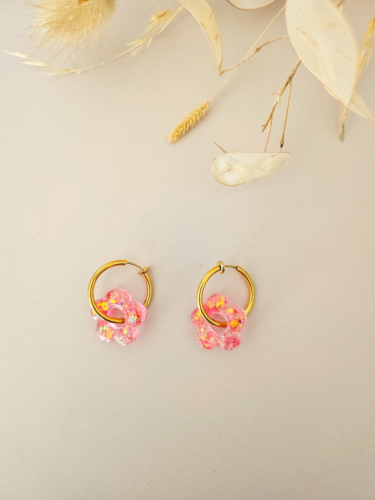 Boucles d’oreilles fleurs pailletées en résine – Créoles artisanales & pampilles interchangeables