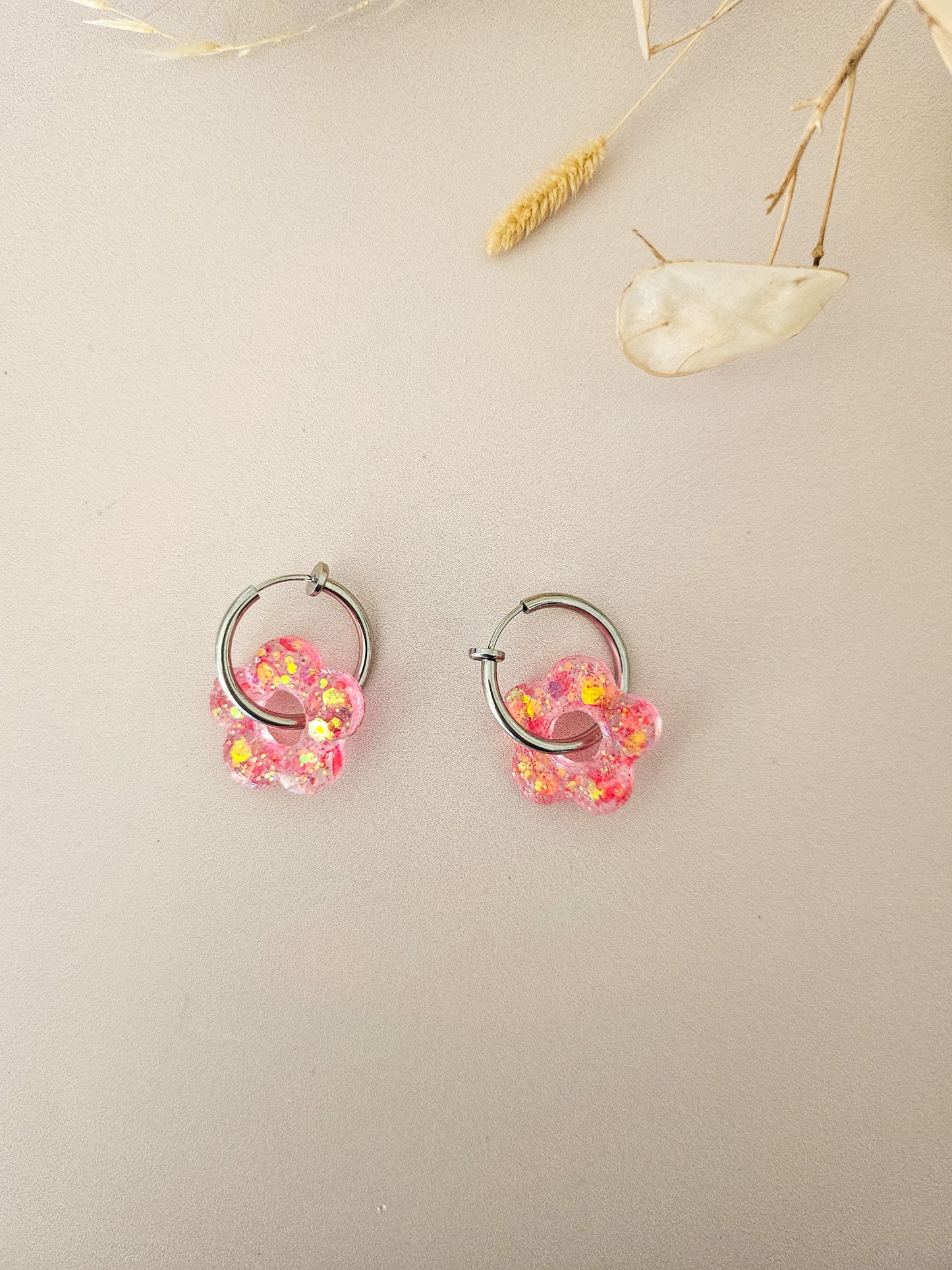 Boucles d’oreilles fleurs pailletées en résine – Créoles artisanales & pampilles interchangeables
