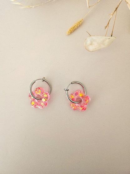 Boucles d’oreilles fleurs pailletées en résine – Créoles artisanales & pampilles interchangeables