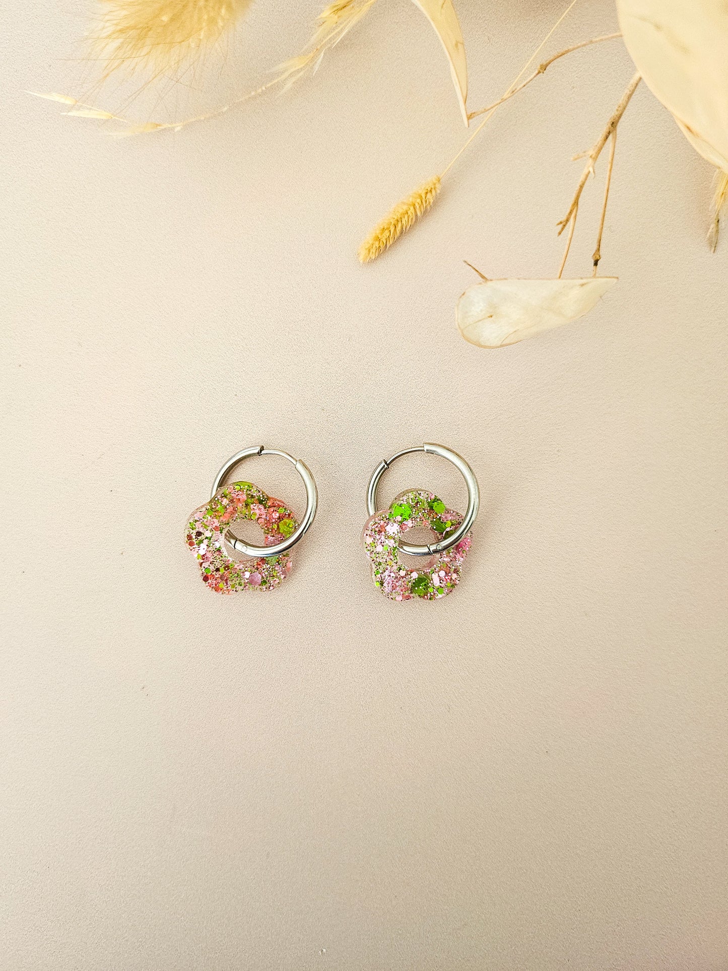 Boucles d’oreilles fleurs pailletées en résine – Créoles artisanales & pampilles interchangeables