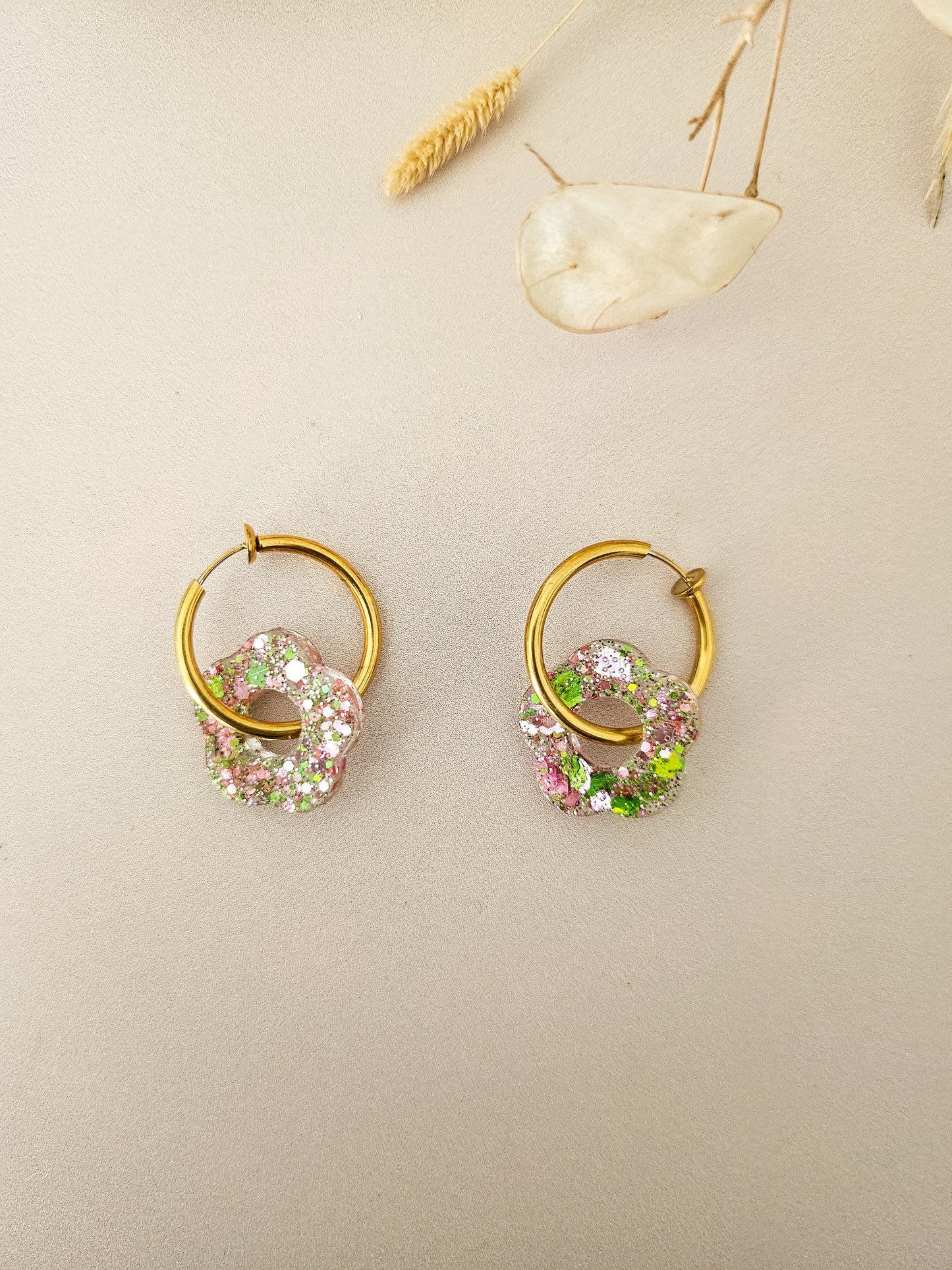Boucles d’oreilles fleurs pailletées en résine – Créoles artisanales & pampilles interchangeables