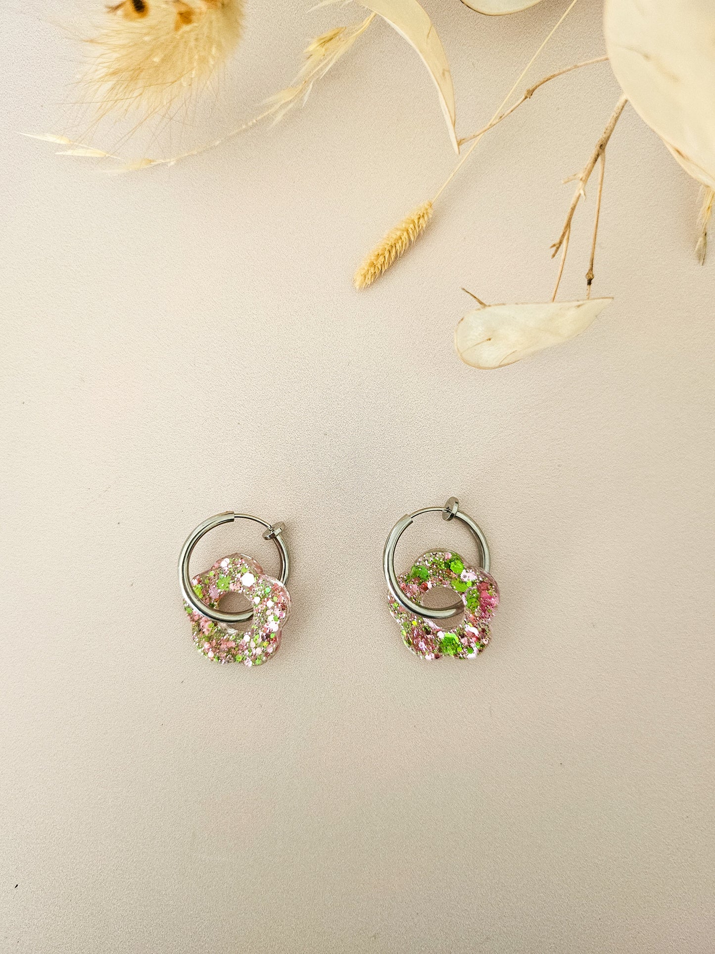 Boucles d’oreilles fleurs pailletées en résine – Créoles artisanales & pampilles interchangeables