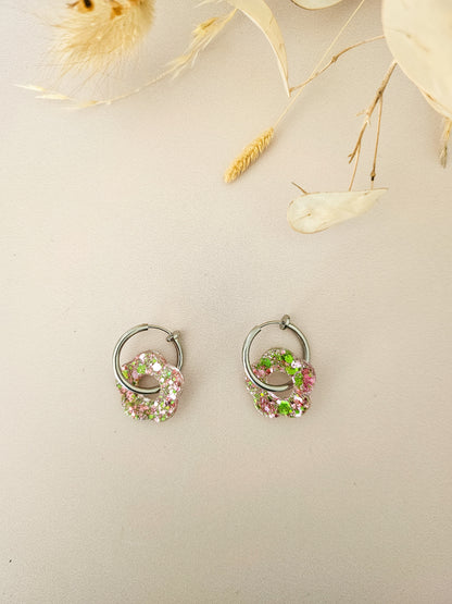 Boucles d’oreilles fleurs pailletées en résine – Créoles artisanales & pampilles interchangeables
