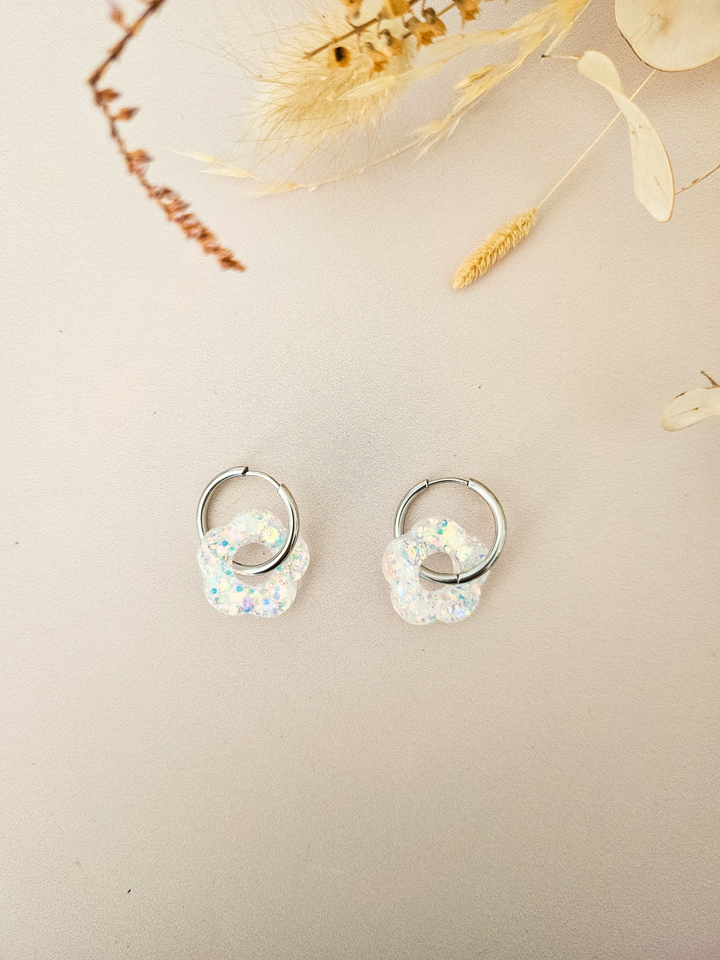 Boucles d’oreilles fleurs pailletées en résine – Créoles artisanales & pampilles interchangeables