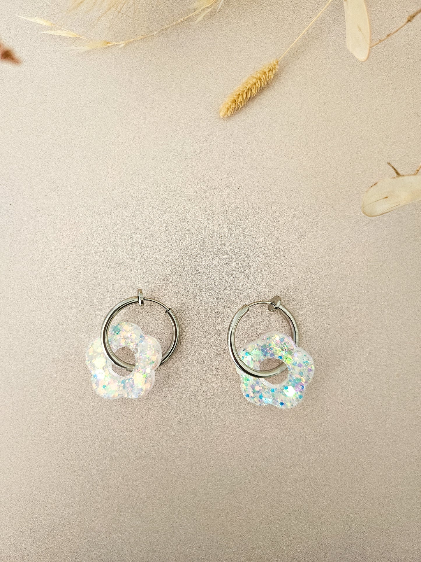 Boucles d’oreilles fleurs pailletées en résine – Créoles artisanales & pampilles interchangeables