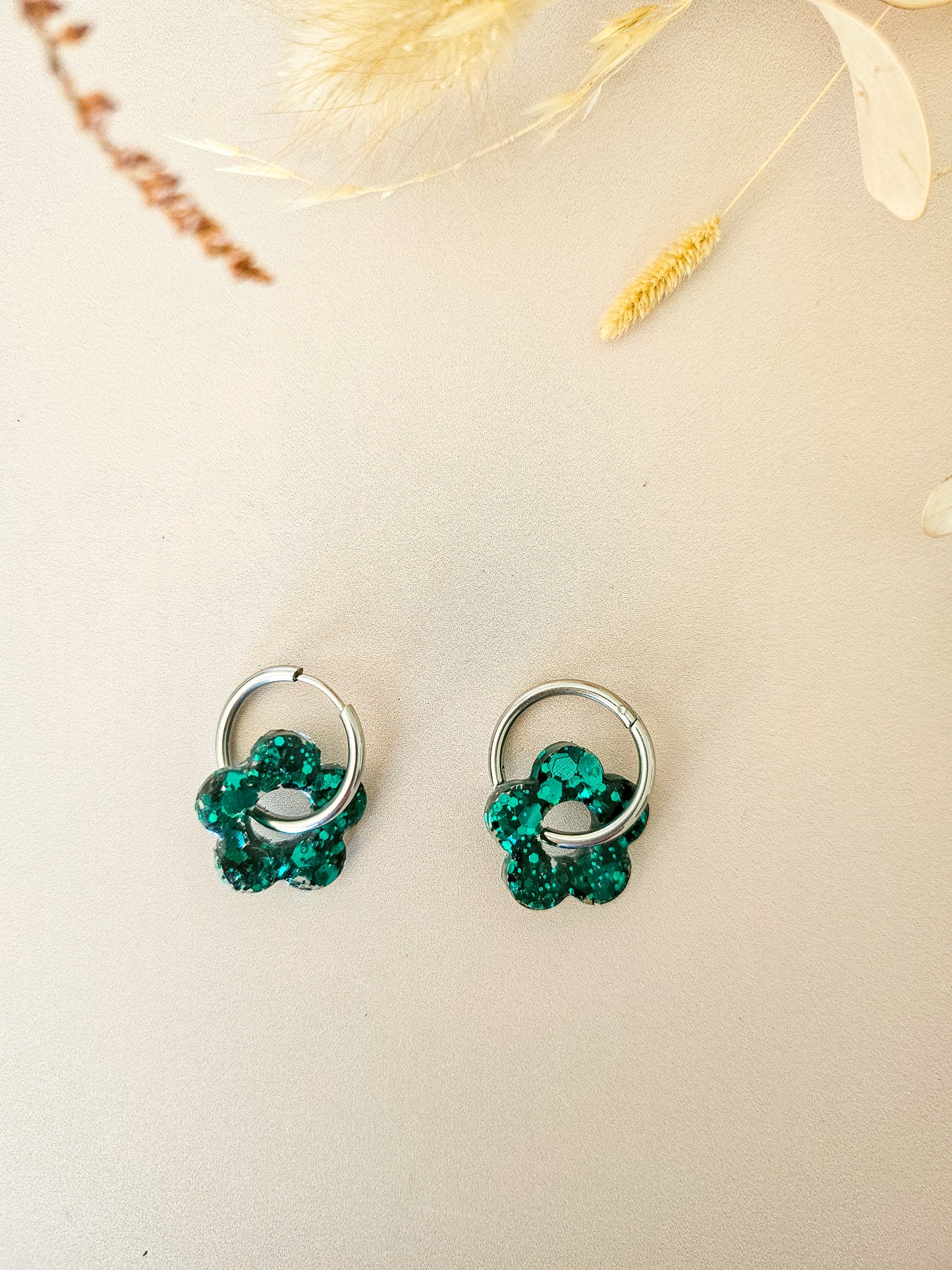 Boucles d’oreilles fleurs pailletées en résine – Créoles artisanales & pampilles interchangeables