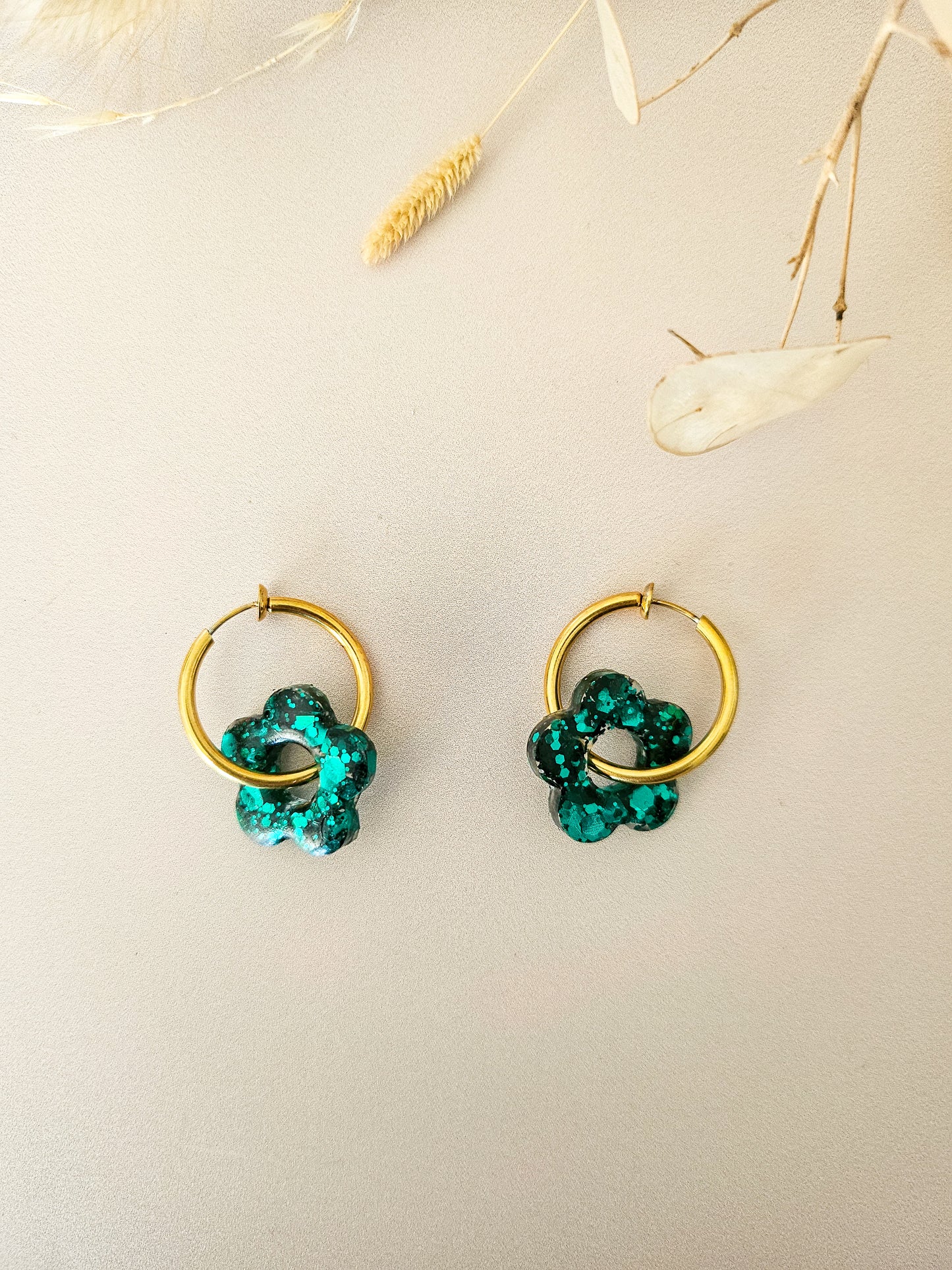 Boucles d’oreilles fleurs pailletées en résine – Créoles artisanales & pampilles interchangeables