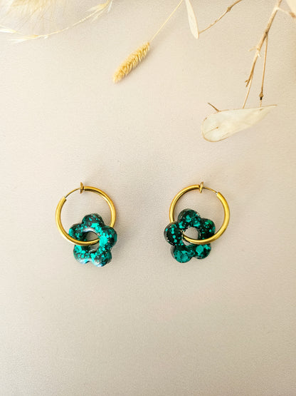 Boucles d’oreilles fleurs pailletées en résine – Créoles artisanales & pampilles interchangeables