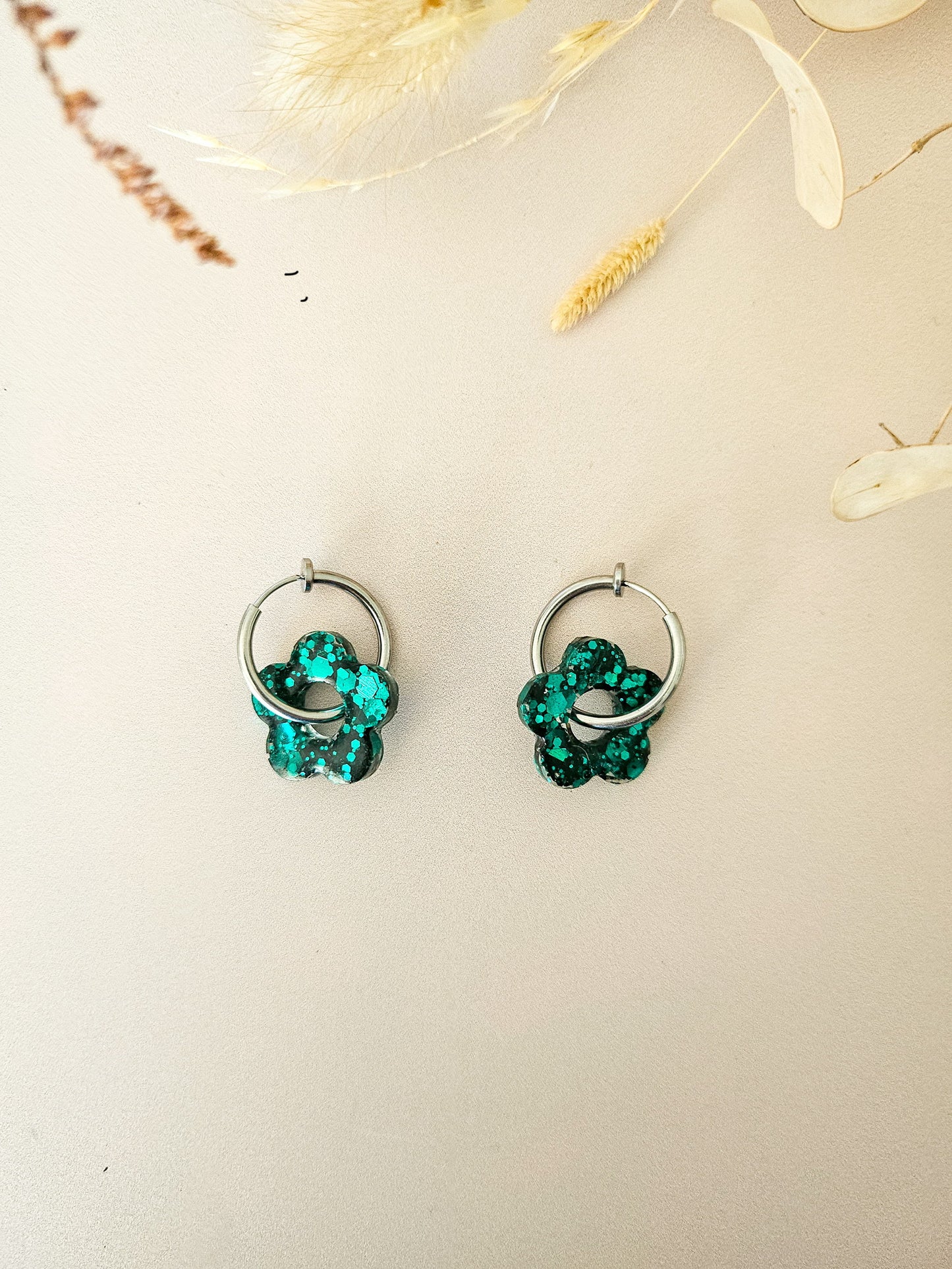 Boucles d’oreilles fleurs pailletées en résine – Créoles artisanales & pampilles interchangeables