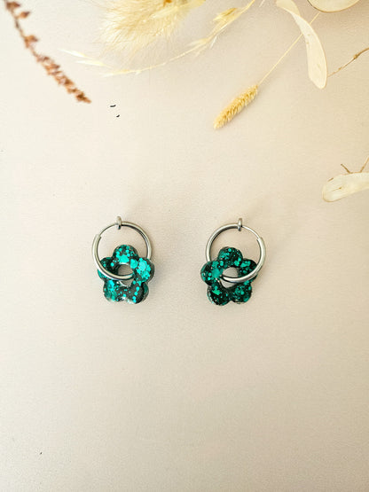 Boucles d’oreilles fleurs pailletées en résine – Créoles artisanales & pampilles interchangeables