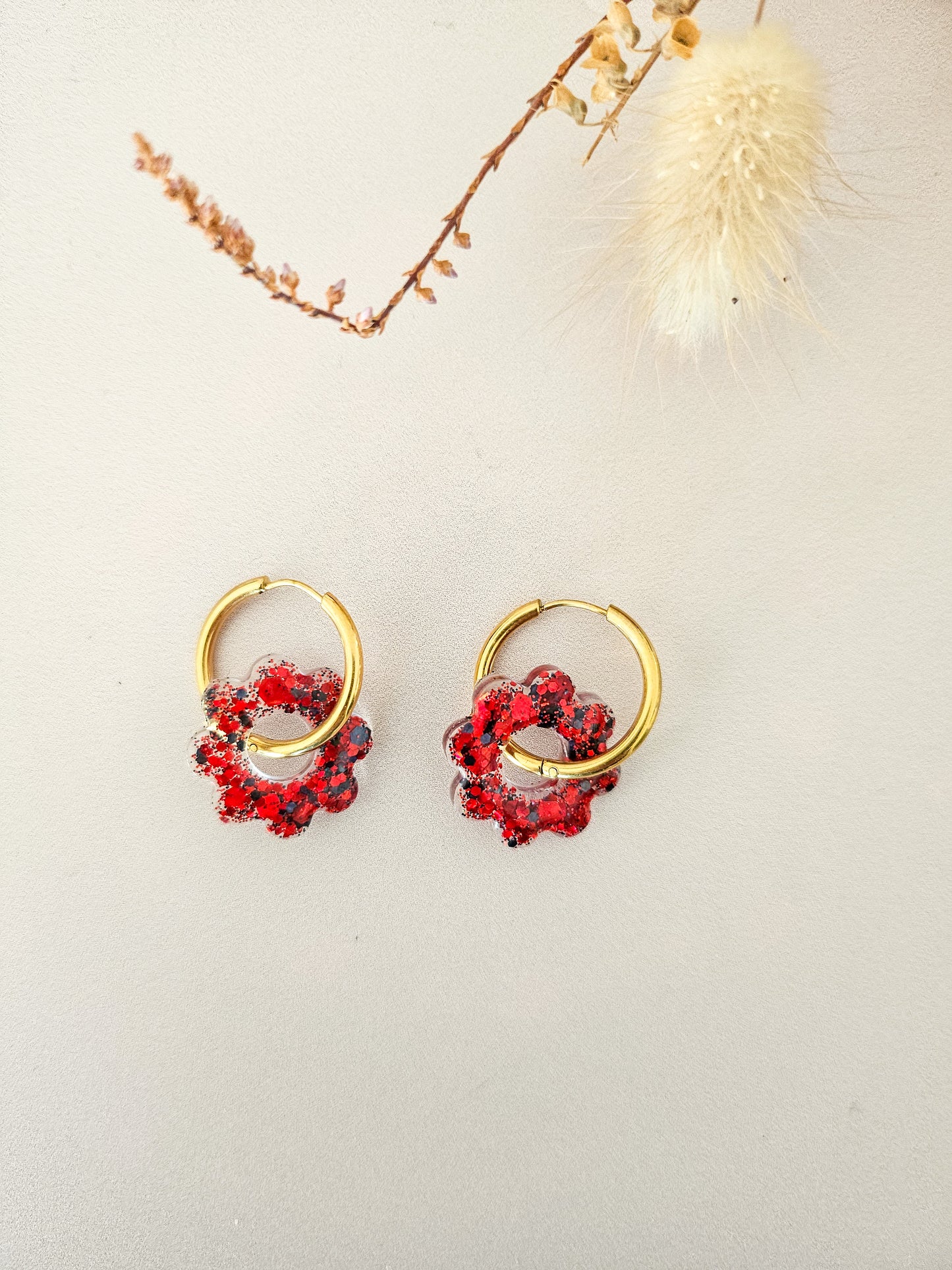 Boucles d’oreilles fleurs tournesol pailletées en résine – Créoles artisanales & pampilles interchangeables