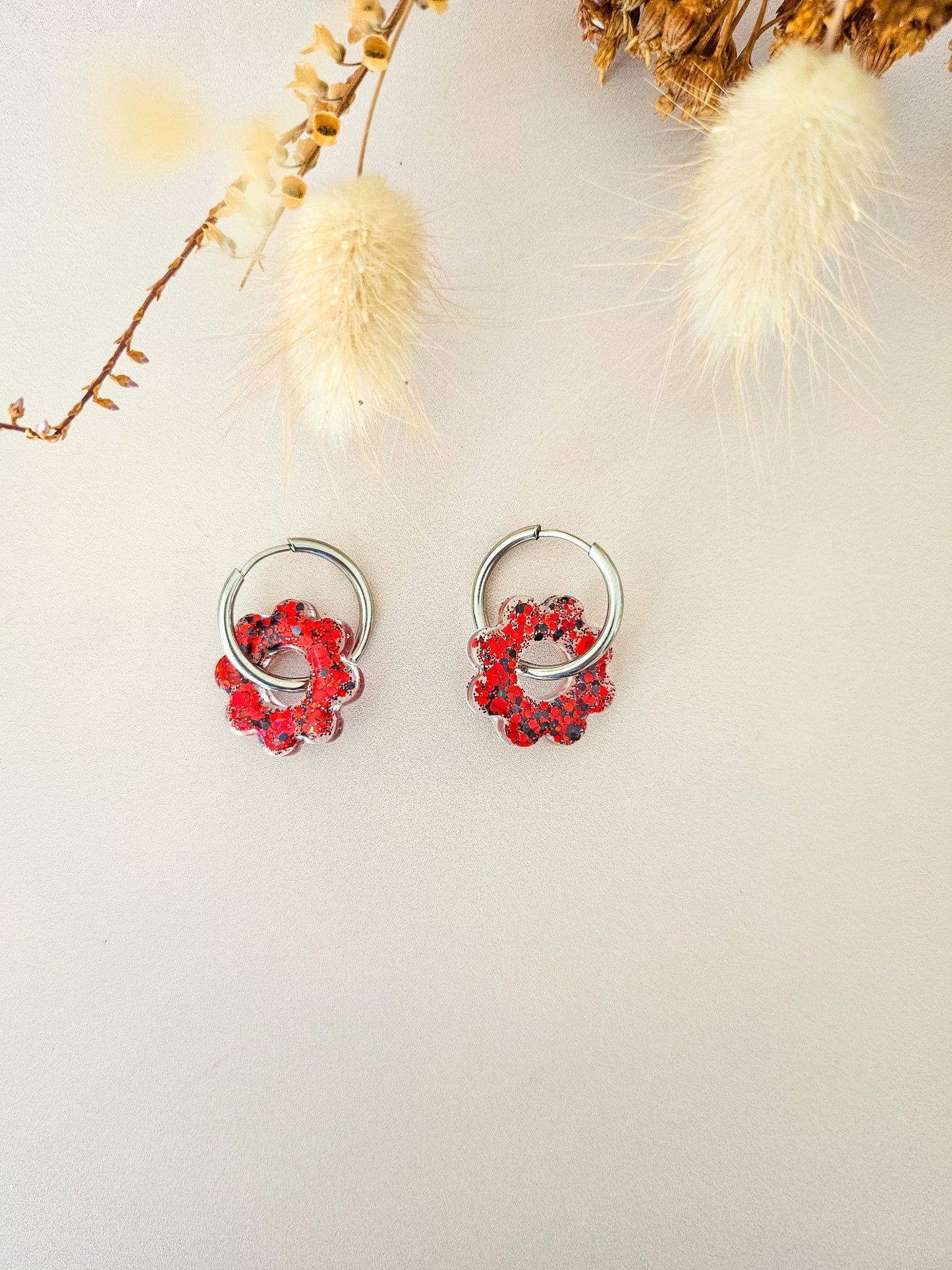 Boucles d’oreilles fleurs tournesol pailletées en résine – Créoles artisanales & pampilles interchangeables