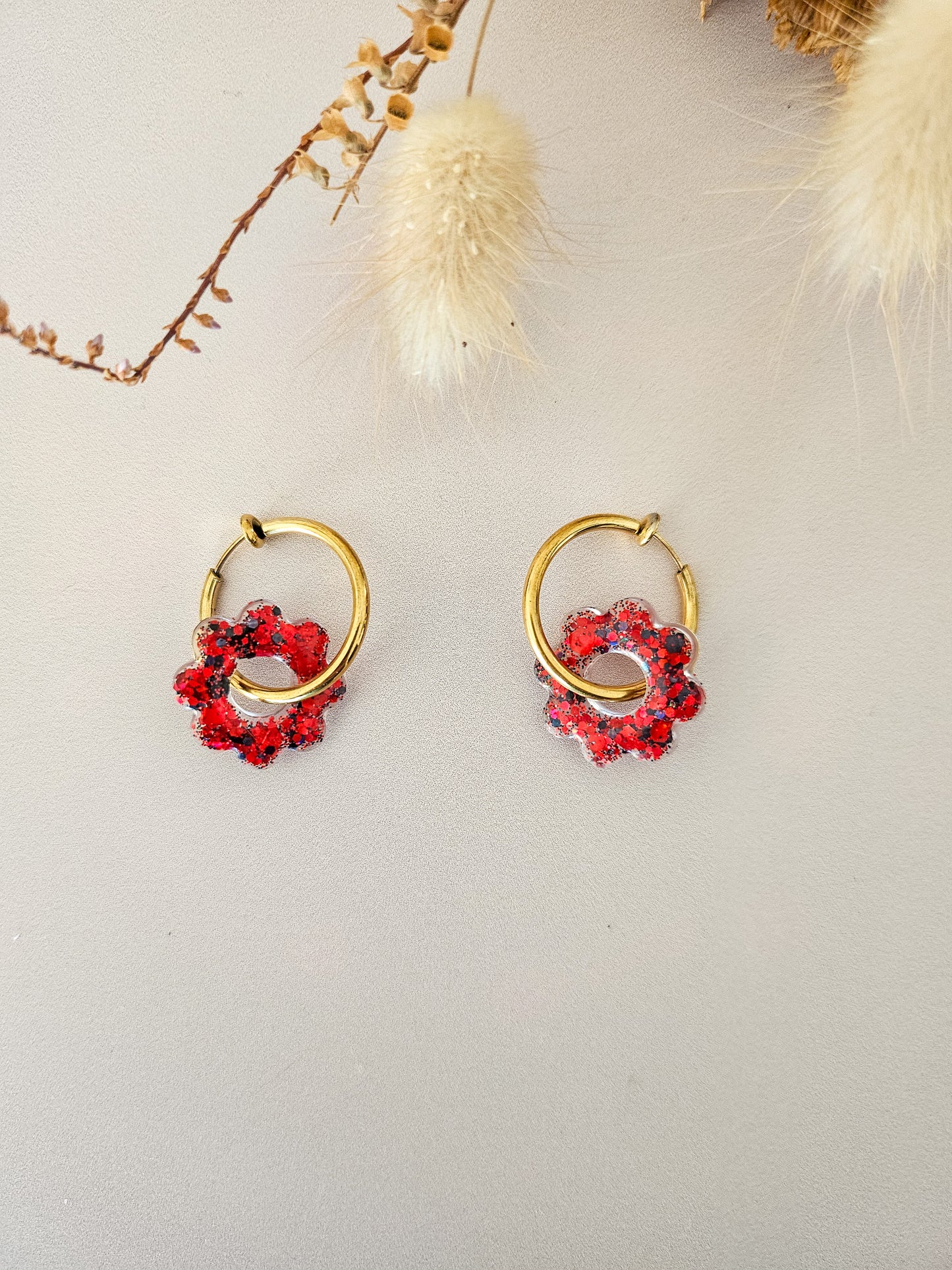 Boucles d’oreilles fleurs tournesol pailletées en résine – Créoles artisanales & pampilles interchangeables