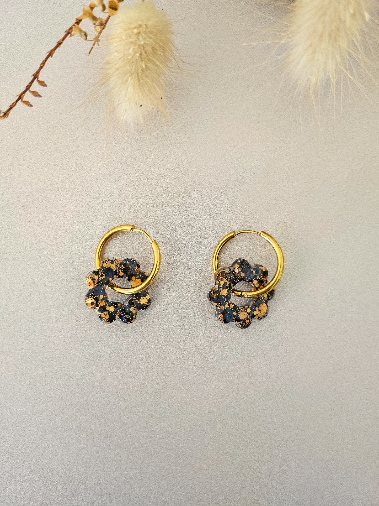 Boucles d’oreilles fleurs tournesol pailletées en résine – Créoles artisanales & pampilles interchangeables
