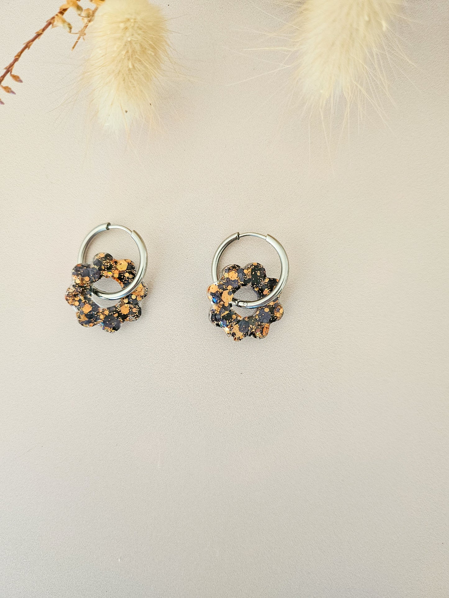 Boucles d’oreilles fleurs tournesol pailletées en résine – Créoles artisanales & pampilles interchangeables