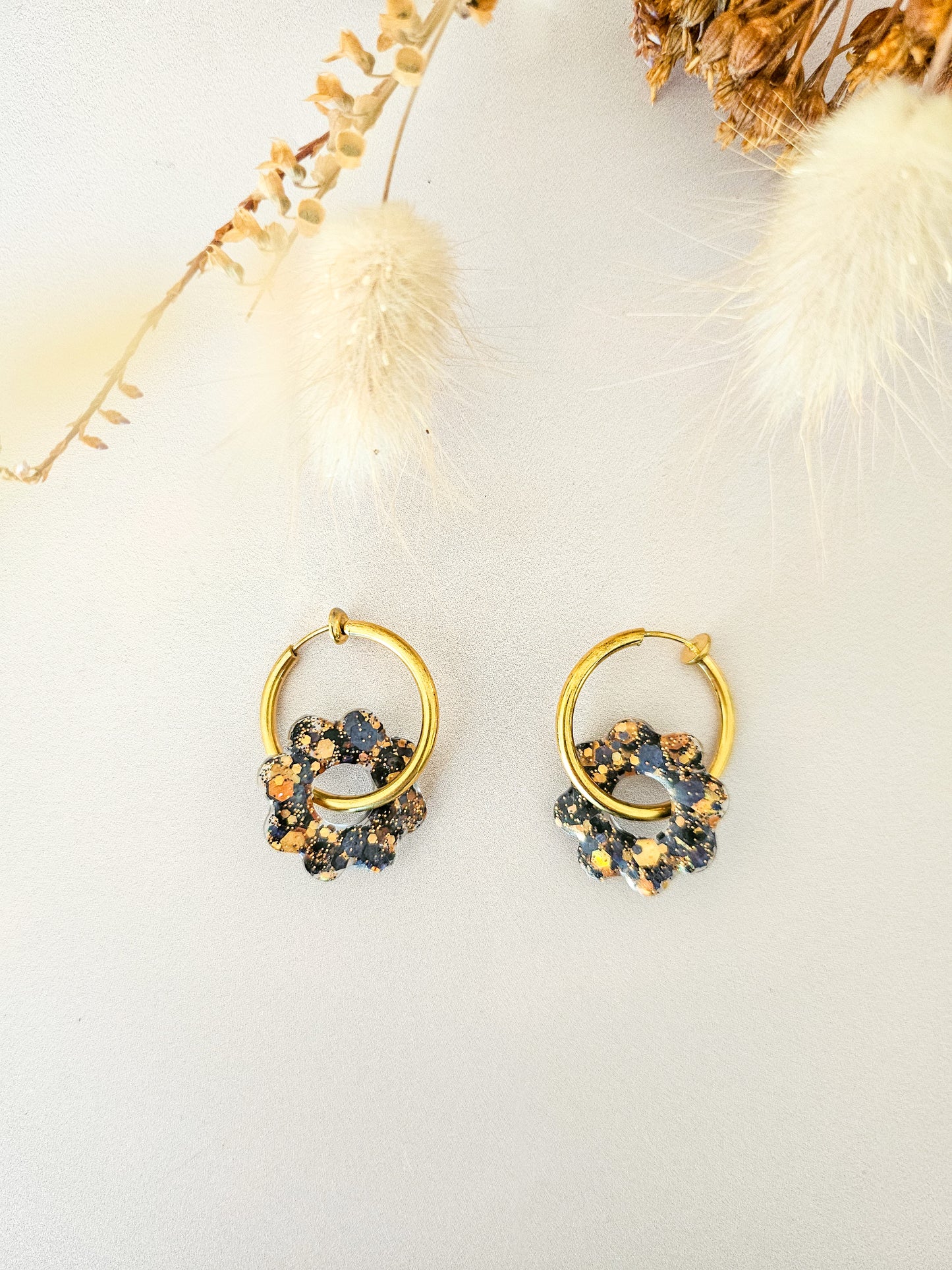 Boucles d’oreilles fleurs tournesol pailletées en résine – Créoles artisanales & pampilles interchangeables