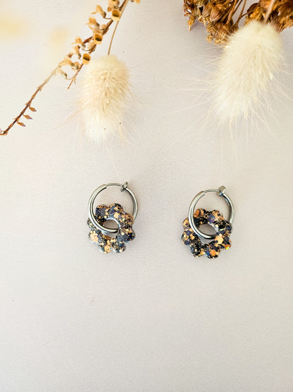Boucles d’oreilles fleurs tournesol pailletées en résine – Créoles artisanales & pampilles interchangeables