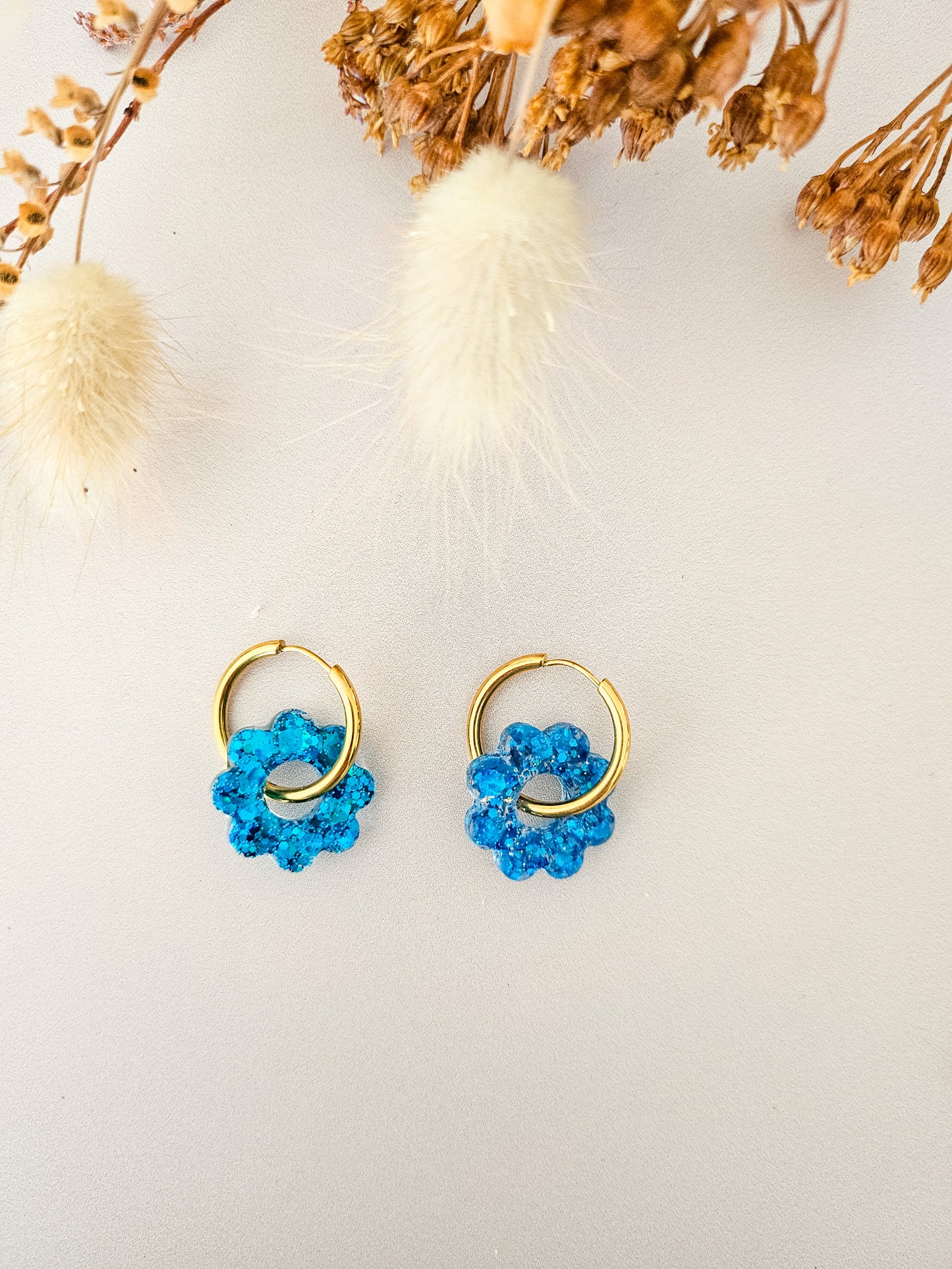 Boucles d’oreilles fleurs tournesol pailletées en résine – Créoles artisanales & pampilles interchangeables