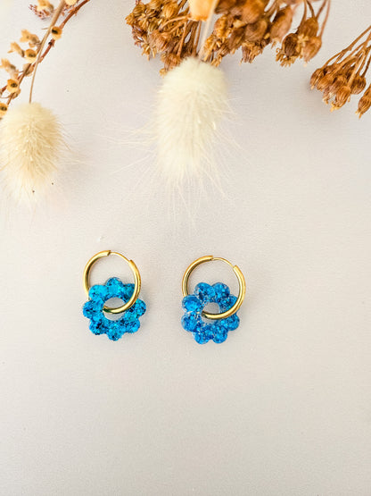 Boucles d’oreilles fleurs tournesol pailletées en résine – Créoles artisanales & pampilles interchangeables
