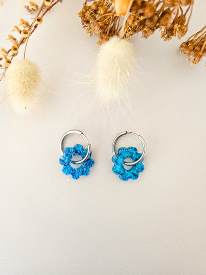 Boucles d’oreilles fleurs tournesol pailletées en résine – Créoles artisanales & pampilles interchangeables