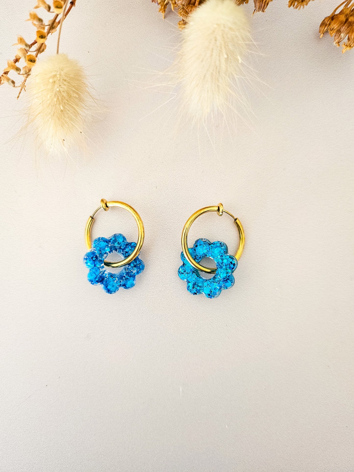 Boucles d’oreilles fleurs tournesol pailletées en résine – Créoles artisanales & pampilles interchangeables